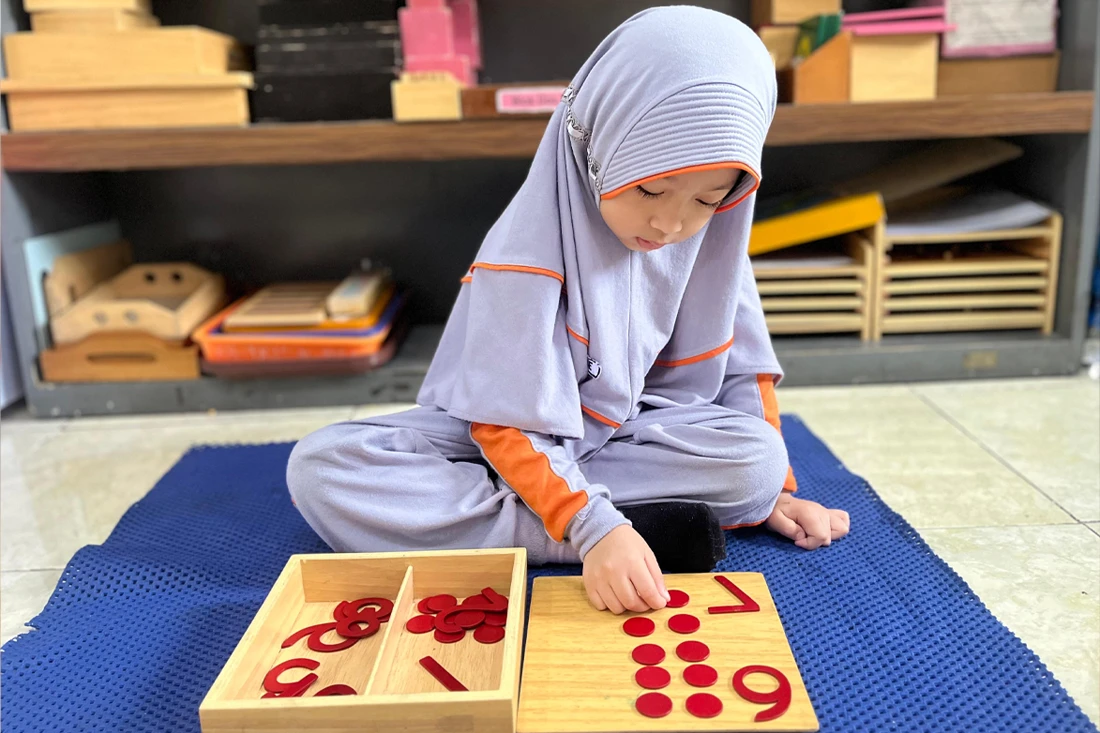 Anak KB-TK IT Al Ibrah belajar menggunakan material Montessori