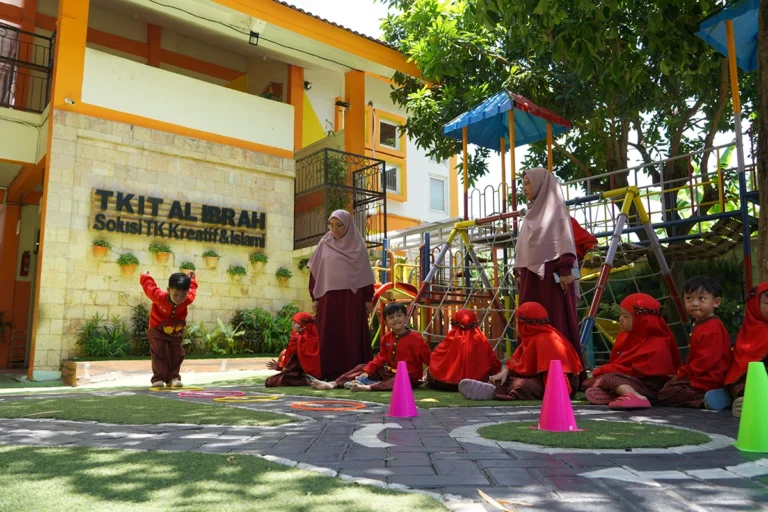 Guru mendampingi kegiatan anak di lingkungan KB-TK IT Al Ibrah Gresik