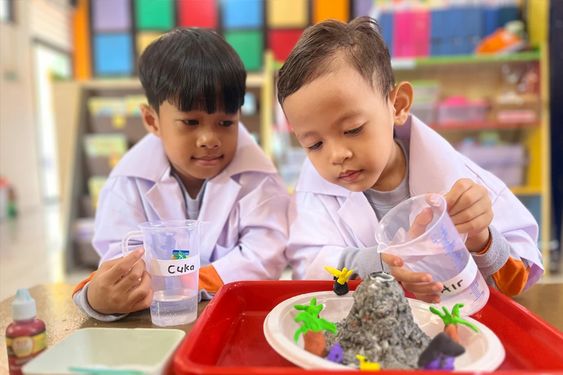 Anak-anak Al Ibrah bereksplorasi dalam kegiatan sentra