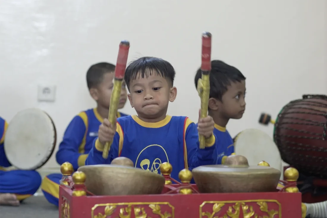 Anak-anak KB Al Ibrah mengikuti kegiatan seni dan musik