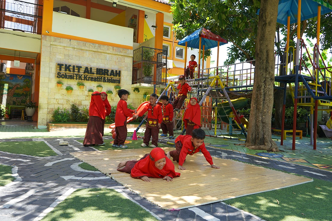 Anak-anak TK Al Ibrah mengikuti kegiatan gerak